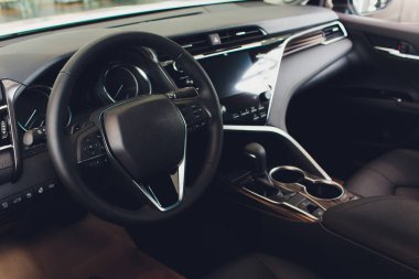 Siyah salon ile araba iç görünümü. direksiyon simidi, otomatik