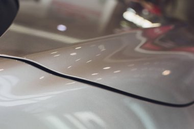 Modern araba gri renk mat vinil sarılmış.