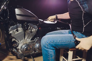 Adam bisikleti onariyor. Onun garajına yakın motosiklet tamir emin genç adam. Barometre