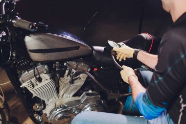 Adam bisikleti onariyor. Onun garajına yakın motosiklet tamir emin genç adam. Barometre
