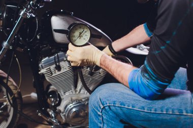 Adam bisikleti onariyor. Onun garajına yakın motosiklet tamir emin genç adam. Barometre
