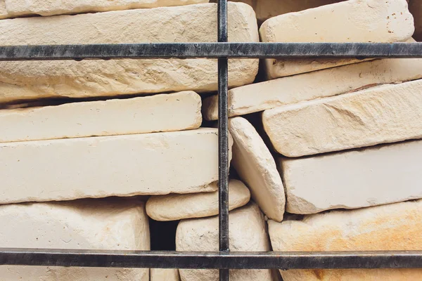 Granit bir taş ve metal bir örgüden dekoratif bir duvarın arkaplan parçası.. — Stok fotoğraf