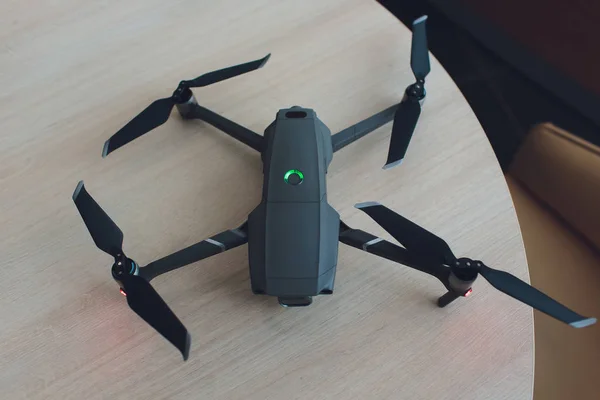 Nouveau quadcopter drone gris foncé avec appareil photo numérique et capteurs . — Photo