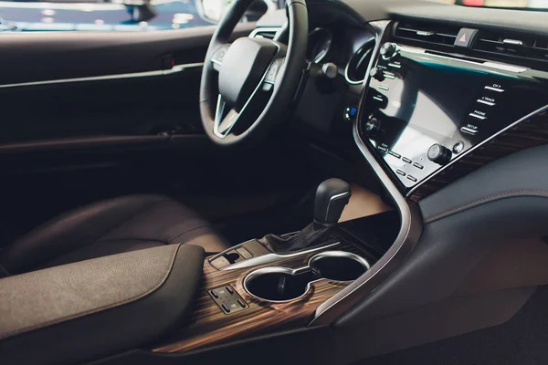 Vista interior del coche con salón negro. volante, auto — Foto de Stock