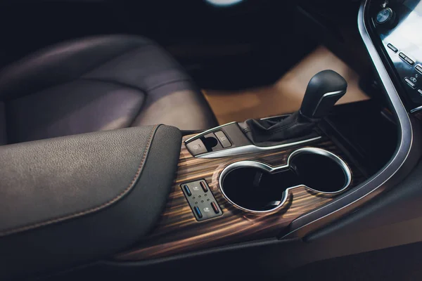 Vista de cerca de un cambio de palanca de cambios. Caja de cambios manual. Detalles interiores del coche. Transmisión del coche. Luz suave. Vista abstracta . — Foto de Stock