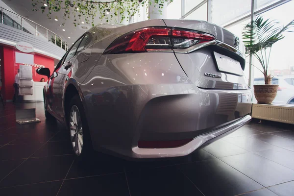 Ufa, russland - 14 februar 2019.brandneuer toyota corolla ist bei den händlern eingetroffen. schwarzer Hochglanz-Wagen mit Händlerkennzeichen steht neben Showroom unter Toyota-Emblem. — Stockfoto