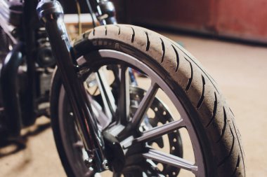 Motosiklet atölye araçlar, modern garaj, depolama ve onarım ile katta. Bu bisiklet mükemmel olacak. bir motosiklet bir tamir dükkanında tamir.