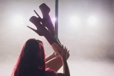 Sınıf sırasında öğrencileri birine yardımcı Pretty Pole fitness eğitmen.