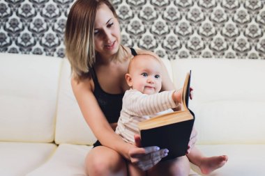 genç anne ile bebeği üzerine beyaz.