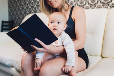 genç anne ile bebeği üzerine beyaz.