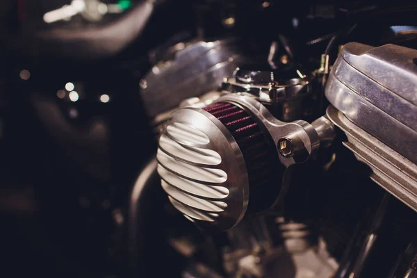 Motorradmotor, metallischer Hintergrund mit Auspuffrohren. — Stockfoto