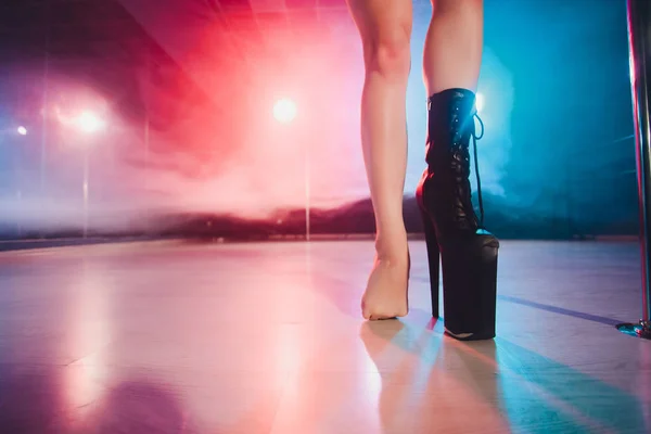 Einen hohen Stiefel auf Plateau und Absatz tragen. Striptease-Tänzerin bewegt sich auf der Bühne in Strip-Nachtclub. — Stockfoto