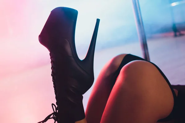 Mladá striptýz tanečnice pohybující se v botách na podpatku na jevišti v pásu nočním klubu, Pole taneční. — Stock fotografie