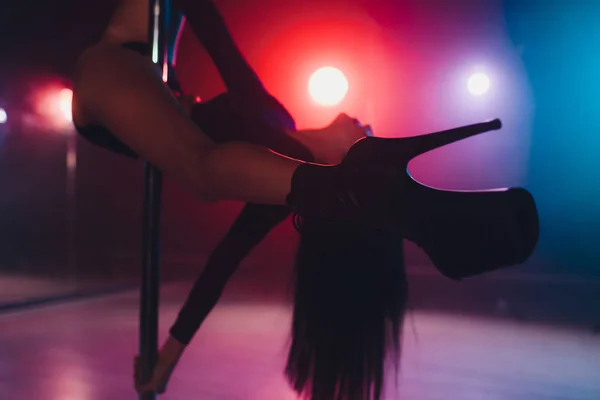 Jeune danseuse de strip-tease se déplaçant dans des chaussures à talons hauts sur scène dans une boîte de nuit de strip-tease, Polonais danse . — Photo