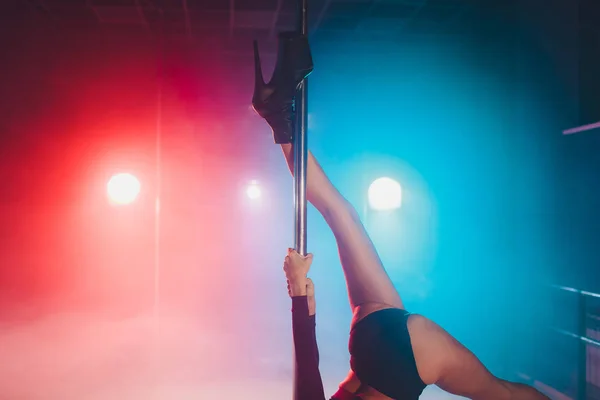 Giovane ballerina di spogliarello che si muove in scarpe con tacchi alti sul palco in strip night club, Pole dancing . — Foto Stock