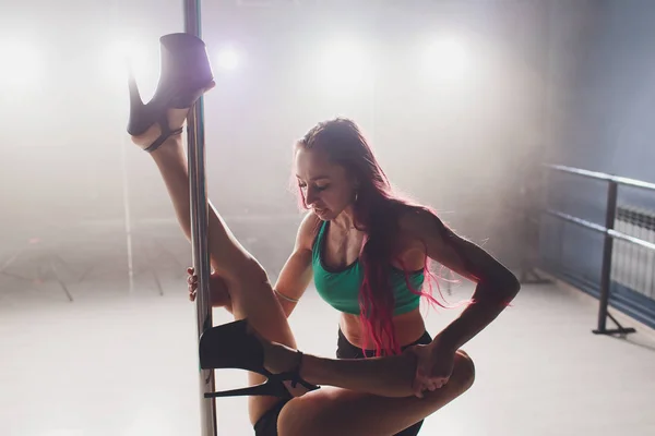 Sınıf sırasında öğrencileri birine yardımcı Pretty Pole fitness eğitmen. — Stok fotoğraf