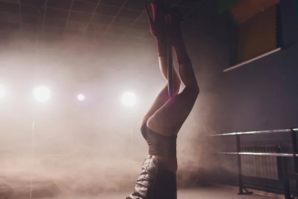 Joven bailarina de striptease moviéndose en zapatos de tacón alto en el escenario en club nocturno de striptease, baile polaco . — Foto de Stock