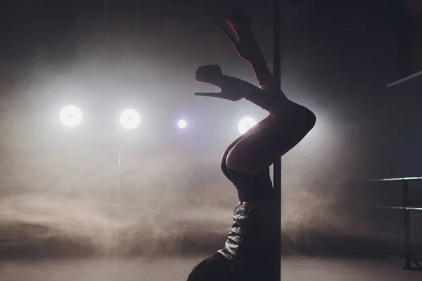 Yüksek topuklu ayakkabılarla sahnede striptiz gece kulübü, kutup dans hareket genç striptiz dansçısı. — Stok fotoğraf