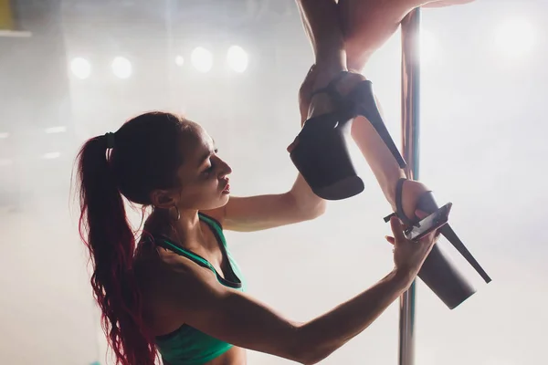 Szép pole fitness oktató segíti az egyik tanítványai során osztály. — Stock Fotó