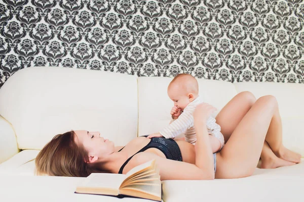 어머니와 흰색 침대에 아기 아이. — 스톡 사진