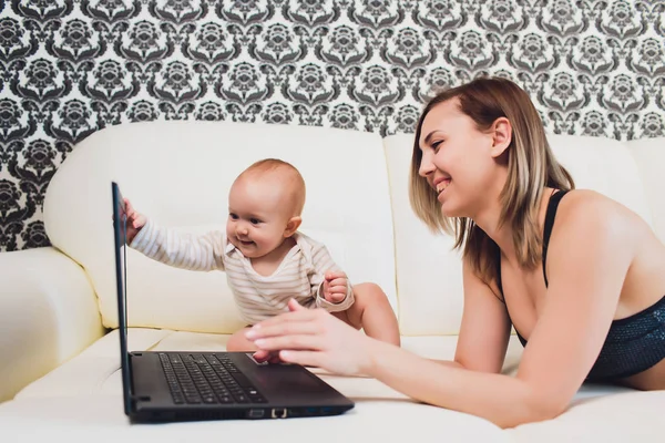 Mamá freelancer trabaja. niño interfiere. problemas de trabajo autónomo . —  Fotos de Stock