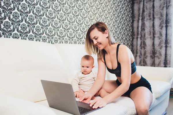 Mamá freelancer trabaja. niño interfiere. problemas de trabajo autónomo . —  Fotos de Stock