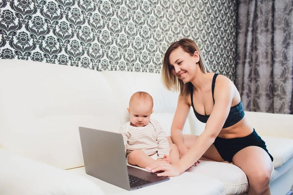 Mamá freelancer trabaja. niño interfiere. problemas de trabajo autónomo . —  Fotos de Stock