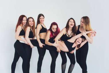 Bazı dinlenmek ile eğitim sonra stüdyoda poz inanılmaz vücut ile fitogirl.