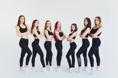 Bazı dinlenmek ile eğitim sonra stüdyoda poz inanılmaz vücut ile fitogirl.