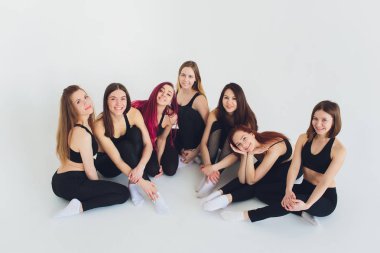 Bazı dinlenmek ile eğitim sonra stüdyoda poz inanılmaz vücut ile fitogirl.