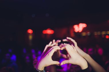 Silhouette bir kalp şeklinde eller gölge Izleyici Crowd insanların müzik konseri.