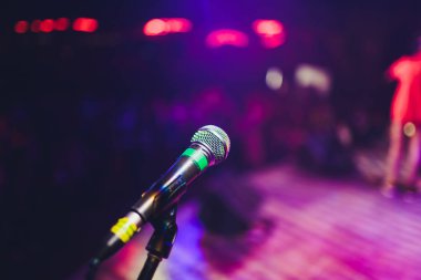 mikrofon bulanıklık içecek pub ve Restoran arka planda üzerinde karşı.