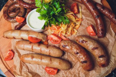 Bavyera dana sosis kahvaltı sosis, yumuşak pretzel ve Almanya'dan ahşap tahta üzerinde hafif hardal.