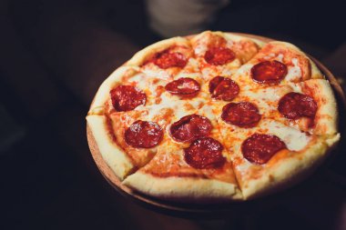 Üstten Görünüm lezzetli İtalyan pizza koyu arka plan üzerinde.