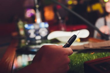 Iqos ısı-değil-yanık tütün ürün teknolojisi. E-Sigara İçilmeyen önce elinde tutan kadın.