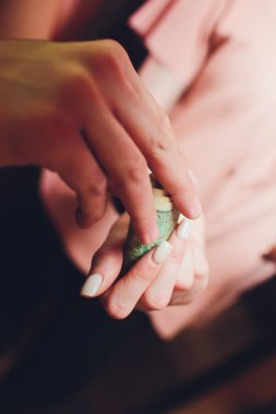 Evsiz adam elinde dolar faturası tutar. Dolar faturanızda seçici odaklama.