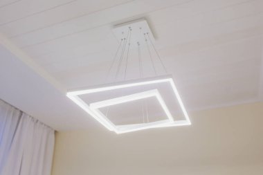 Modern kolye ışık lambası aydınlatılmış, zarif avize aydınlatmalı.