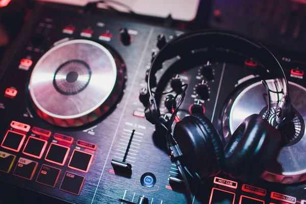 Consola de música y auriculares para DJ. DJ consola cd mp4 deejay mezclando fiesta de música de escritorio en discoteca. Consola DJ para experimentos con música . — Foto de Stock