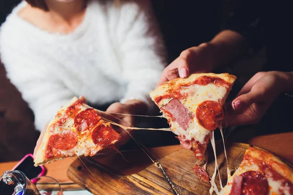 Tiro de ângulo alto de um grupo de pessoas irreconhecíveis mãos cada um agarrando uma fatia de pizza. — Fotografia de Stock