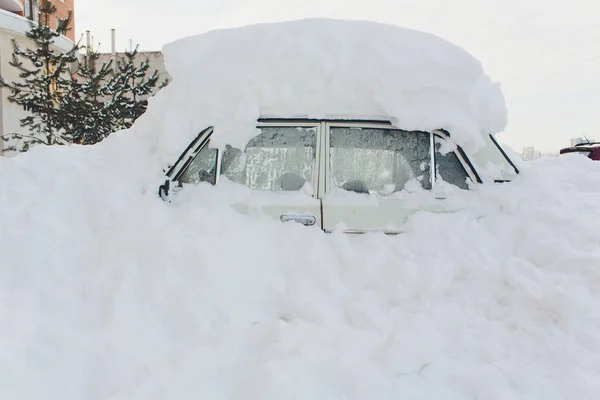 Neve em carros após a queda de neve. Cena urbana de inverno. — Fotografia de Stock