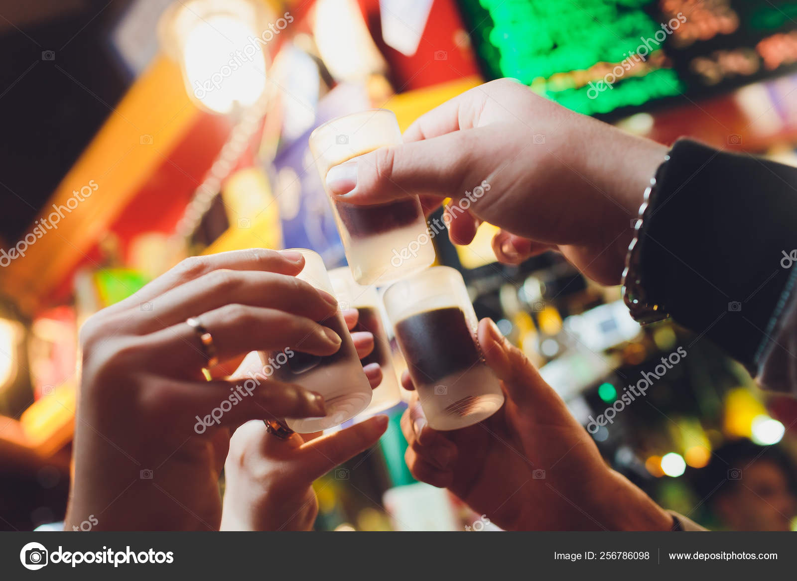 Las manos masculinas animan con vasos de chupito o licor. Los amigos beben  un trago o, image size:1600x1167