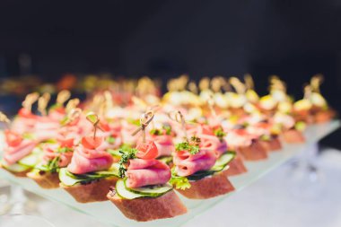 Güzel yemek ziyafet tablo farklı yemek aperatifler ve mezeler sandviç, kurumsal Noel Doğum günü çocuklar parti olay veya düğün kutlama ile dekore edilmiş.