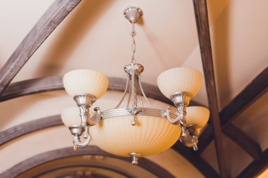 Bir güzel kristal avize güzel avize Close-up. Lüks pahalı avize asılı tavan altında.