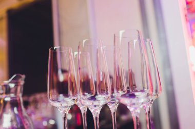 Restoranda masada tepsisindeki şarap gözlük kullanmak için boş hazır.