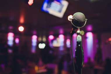 Retro mikrofon karşı bulanıklık pub ve Restoran arka planda renkli ışık.