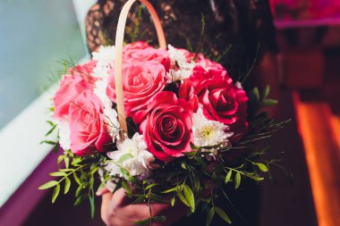 Yumuşak renklerde gül güzel bir buket yakın. Bockeh arka plan, sağır restoran. Sığ odak derinliği. Sizin için konsept çiçek.