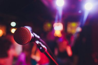 mikrofon bulanıklık içecek pub ve Restoran arka planda üzerinde karşı.