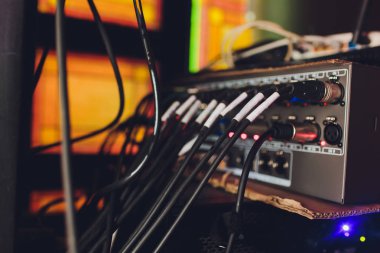 Radyo sinyalleriyle iletilen kriko kablo yayını, sığ derinlik-in tarla, Mikser arka ucunda bağlı.