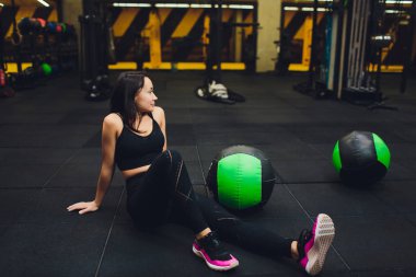 Kas kadın spor salonunda yoğun çekirdek egzersiz yapıyor. Güçlü kadın sağlık kulübünde tıp topu ile Fitness mat çekirdek egzersiz yapıyor.