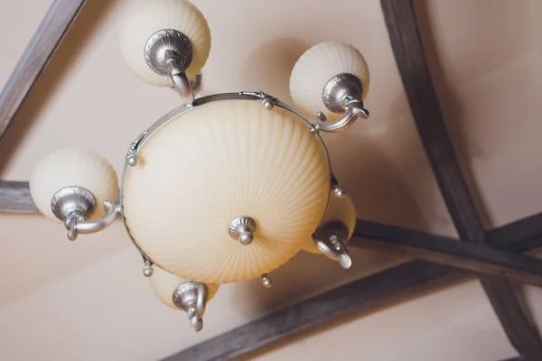 Primo piano di un bellissimo lampadario di cristallo Bellissimo lampadario. lampadario di lusso costoso appeso sotto il soffitto . — Foto Stock